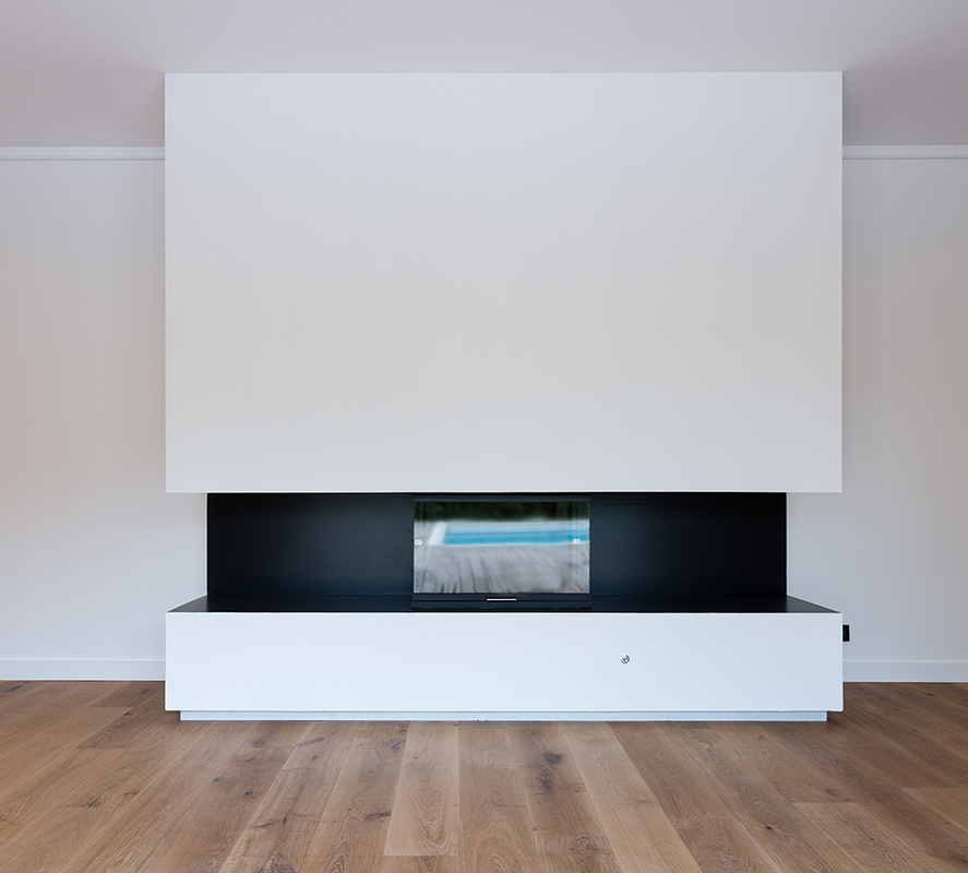 Un habillage de cheminée ultra moderne pour cet intérieur 100% personnalisé