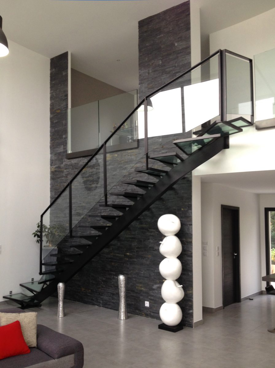 Maison d'architecte : Escalier avec garde corps en verre
Limon central métallique