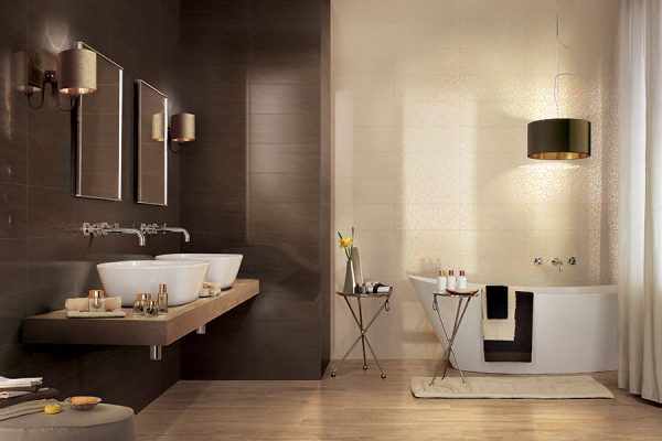 Salle de bain marron et creme