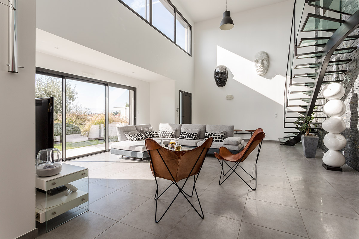 Maison d'architecte : un salon déco dans une pièce lumineuse...