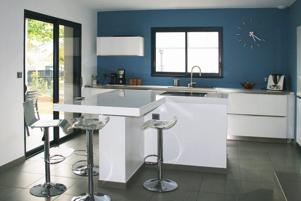 Un mur bleu pour contraster avec les meubles laqués blancs