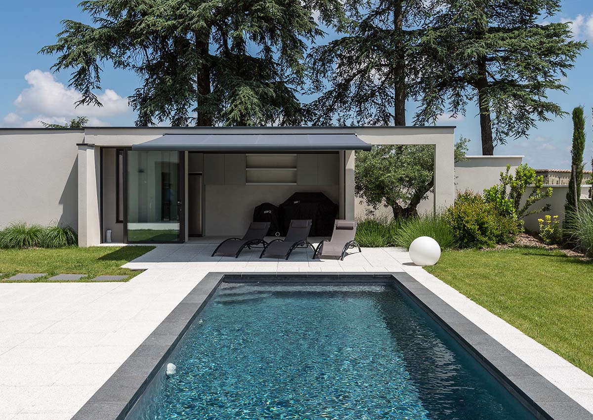 photo d'une piscine avec poolhouse lyon