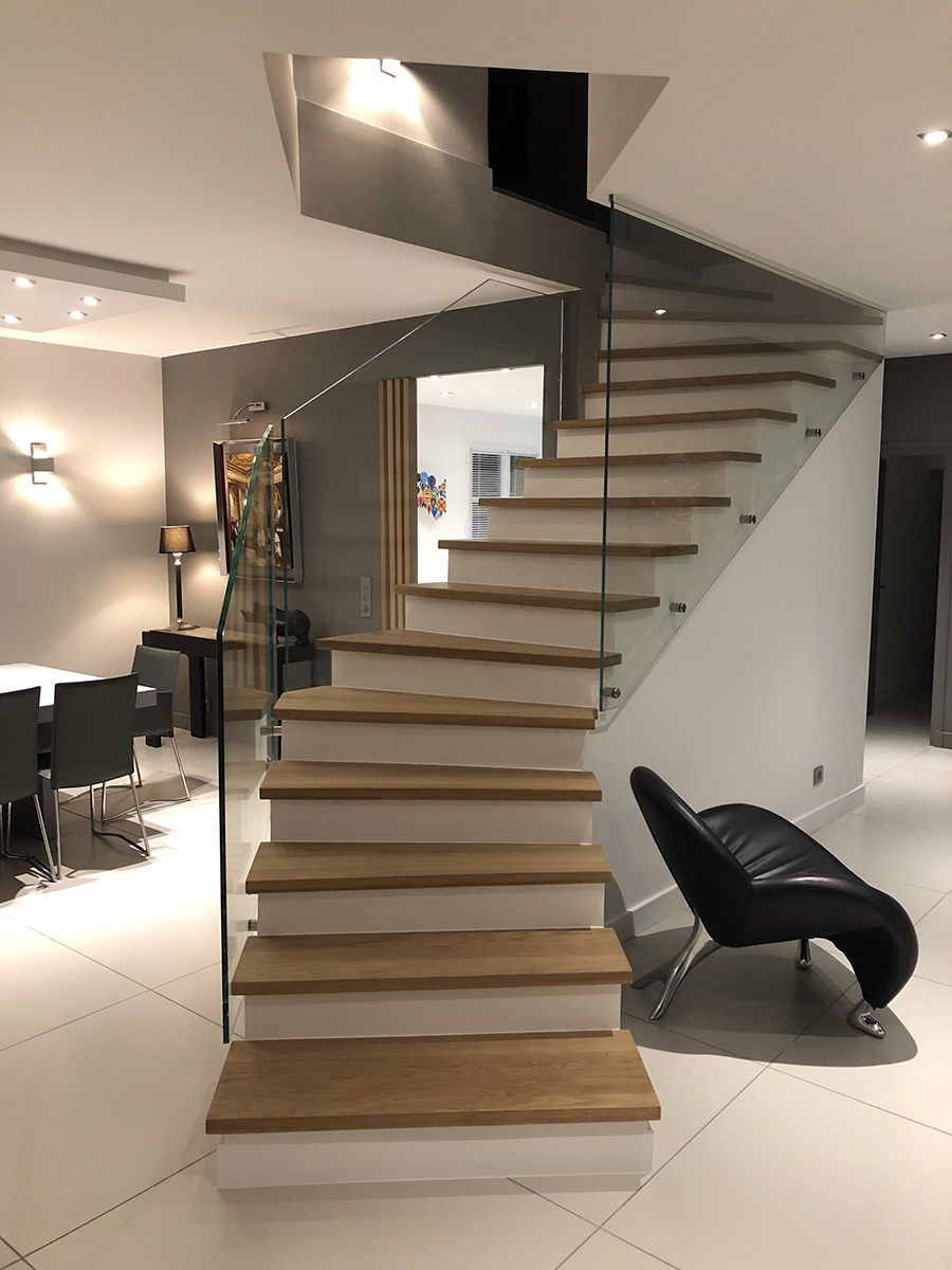 photo d'un escalier marches bois et garde corps vitré