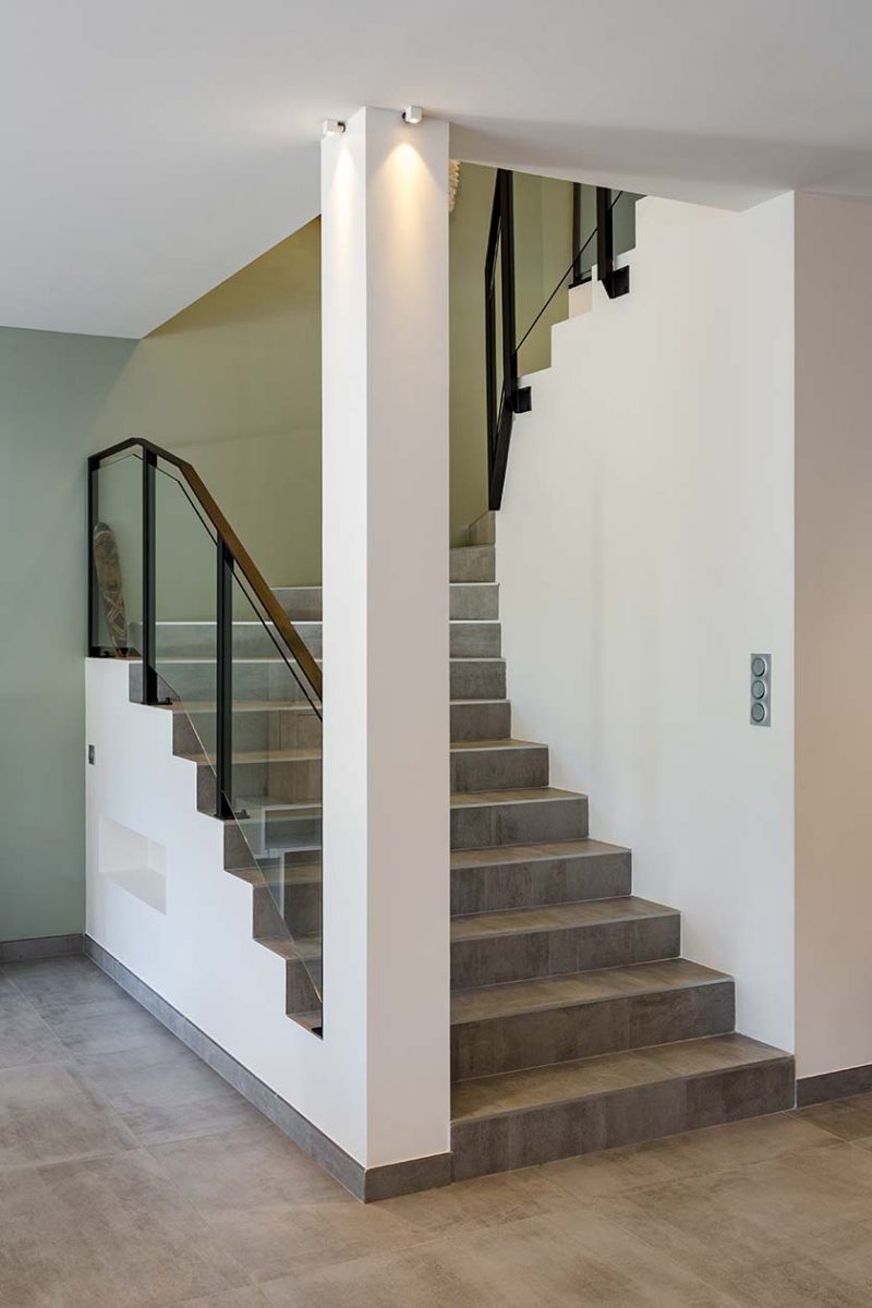 photo d'un escalier tournant avec marches carrelées