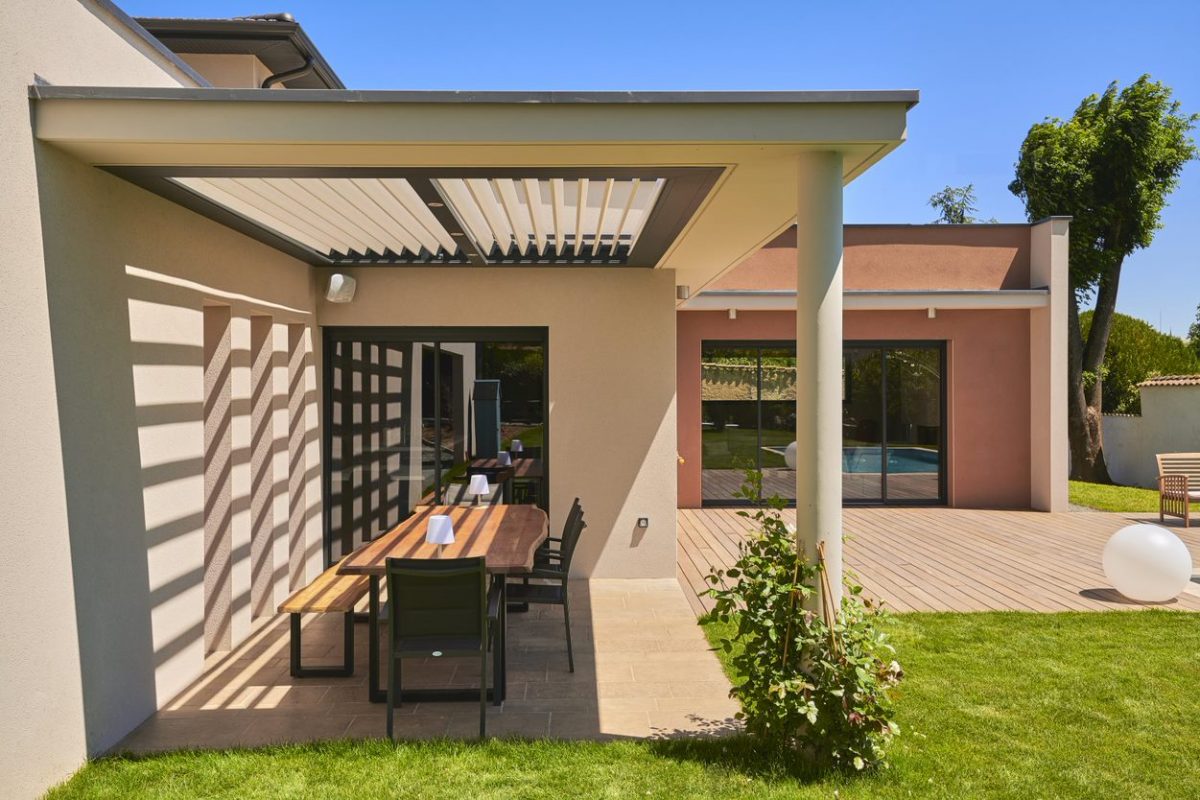 Intégrez la pergola dans les murs maçonnés de votre maison pour créer un patio ombragé
