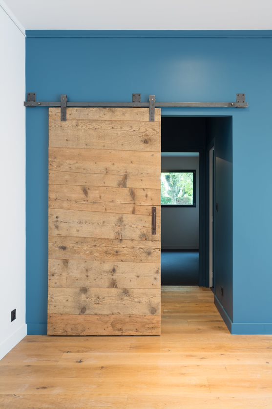 photo d'une porte en bois sur fond bleu canard