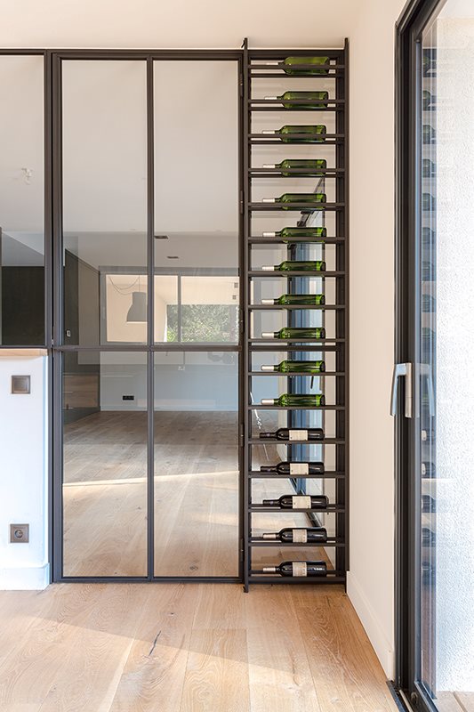 photo d'une verriere avec bouteilles de vin rangées
