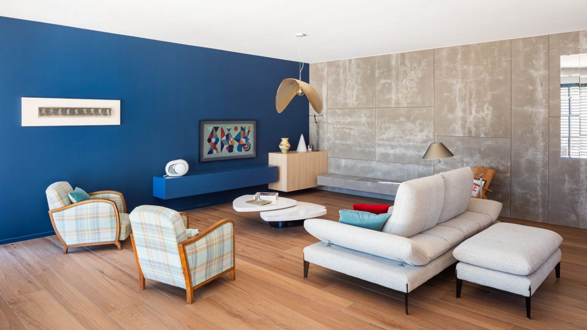 Associez le marbre et le bleu nuit pour une ambiance cocooning chic dans une belle maison d'architecte 