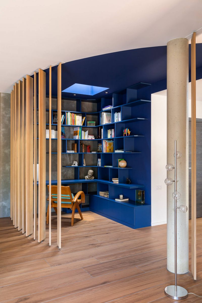 Installez une cloison amovible pour délimiter un bureau sans le fermer complétement. Un rendu très chic !