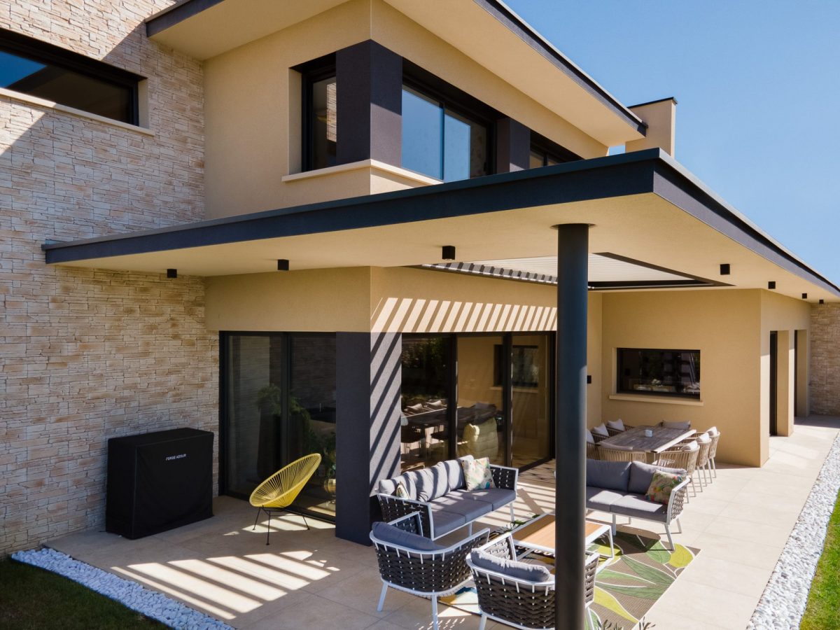 photo d'une terrasse avec mobilier de jardin