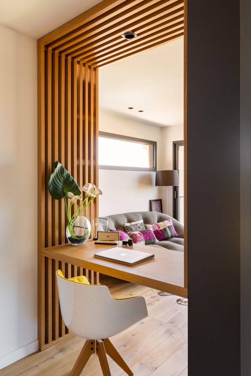 photo d'un coin bureau avec tasseaux bois