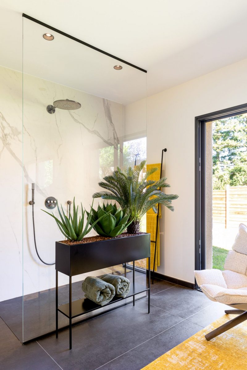 photo d'une salle de bain avec douche traversante
