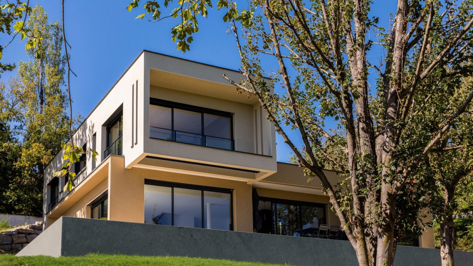 photo d'une maison en vue plongeante