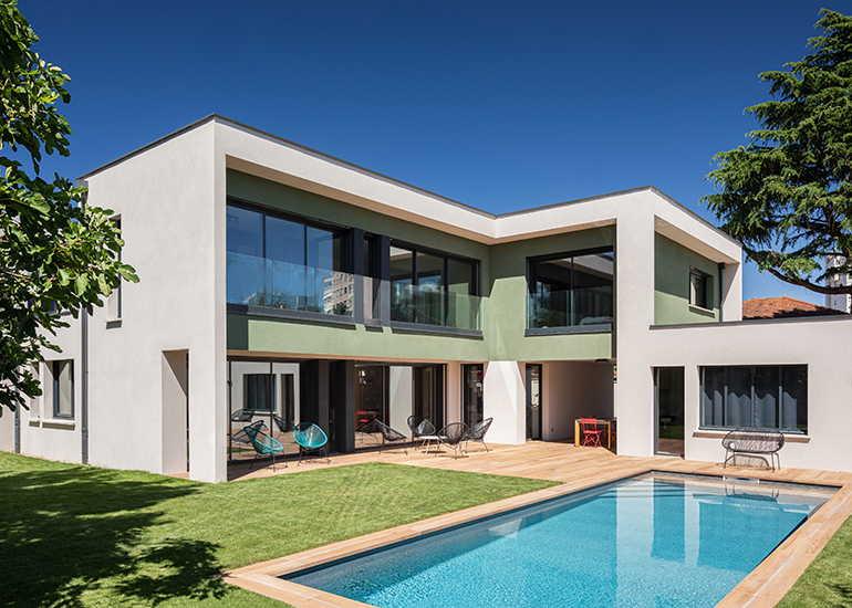 photo d'une belle maison d'architecte colorée