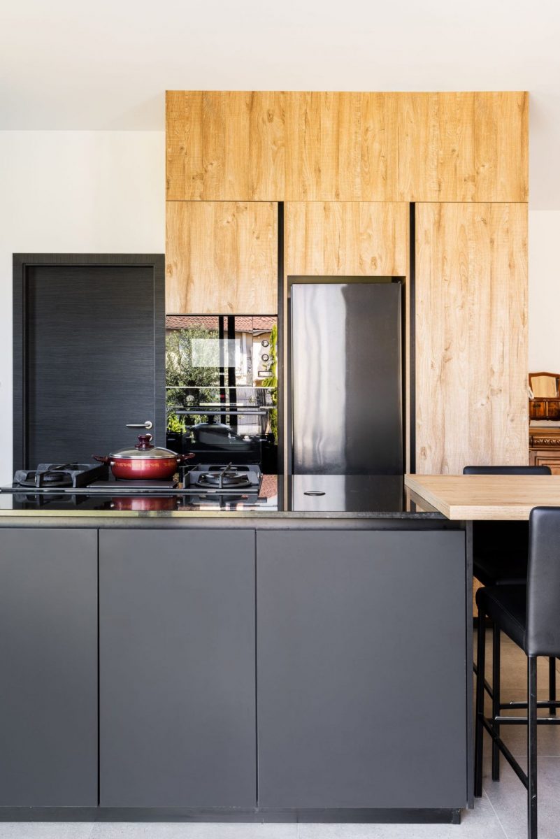 photo d'une cuisine avec façades de placard noire et bois