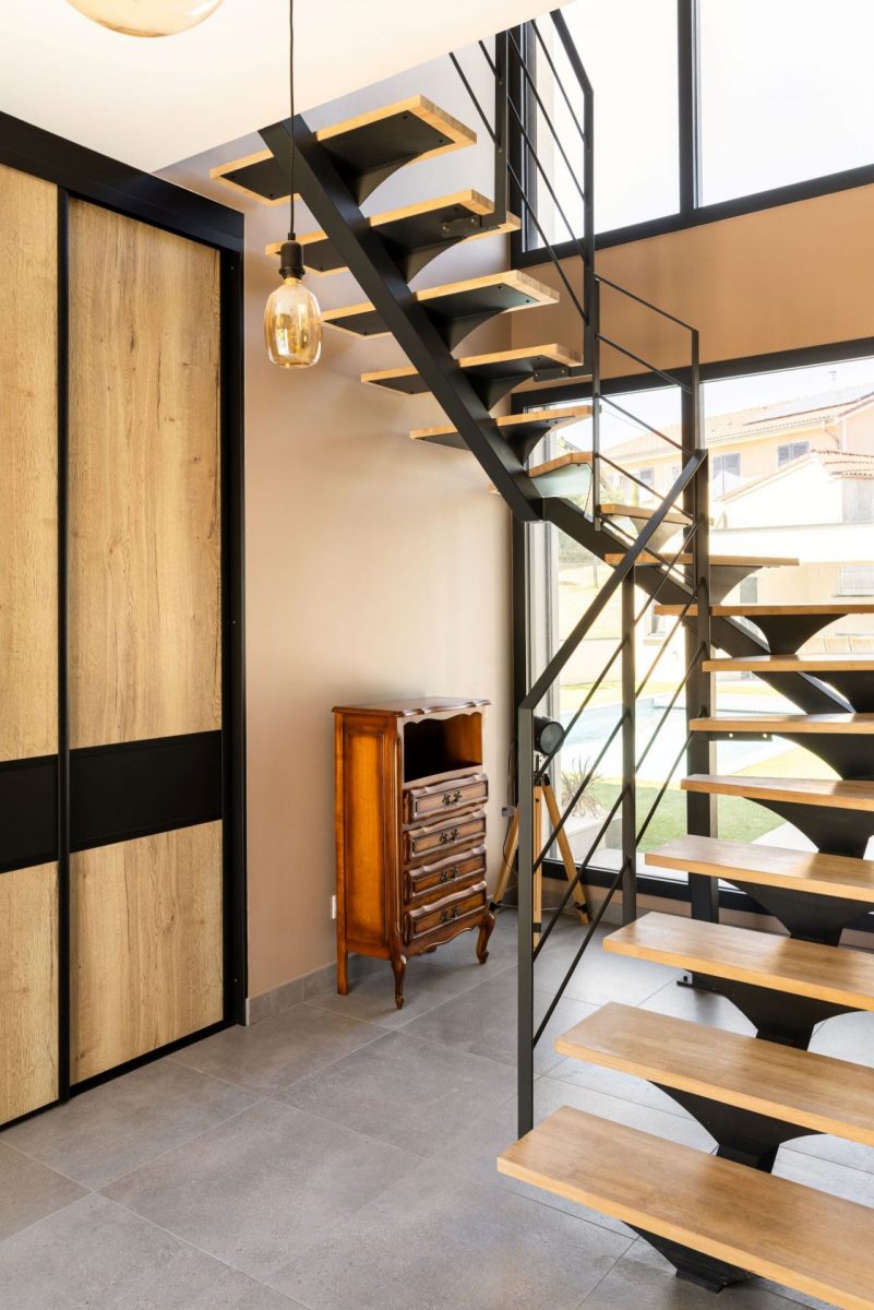 photo d'un escalier avec des marches en bois