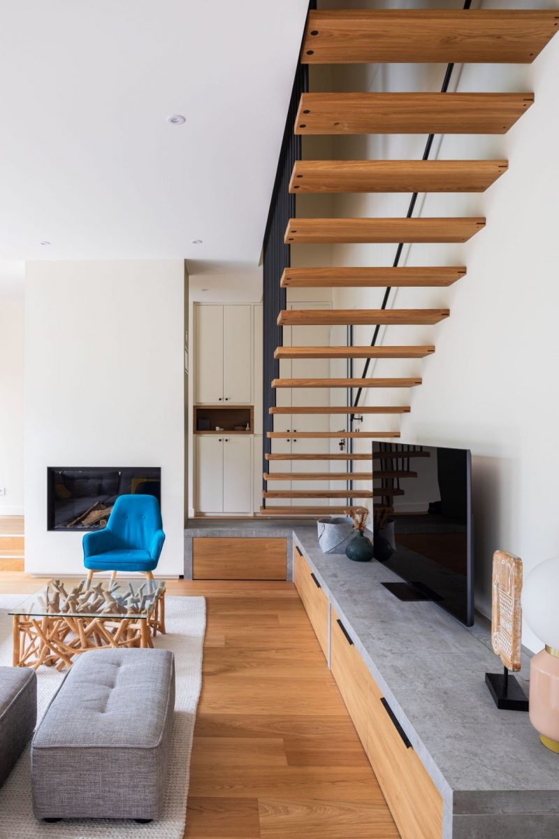 phot d'un escalier susepndu marches bois