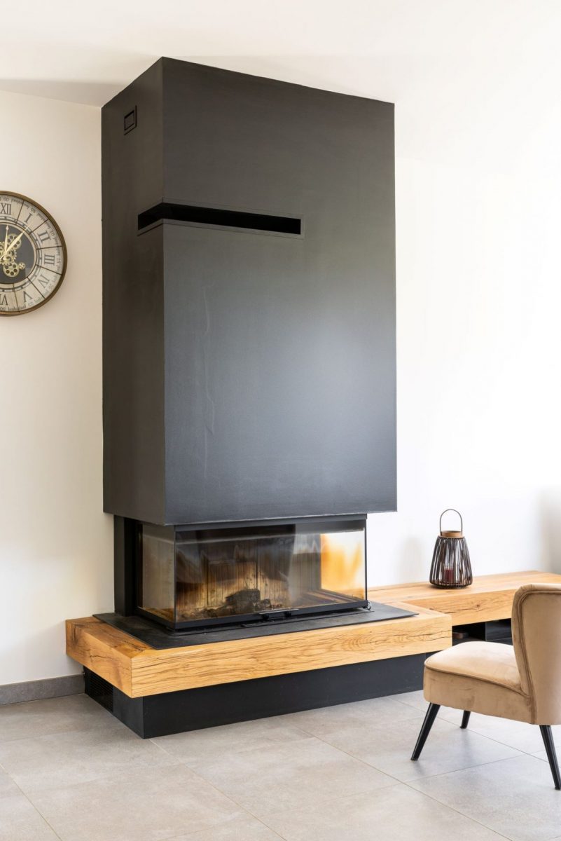 photo d'un insert de cheminée avec un conduit noir