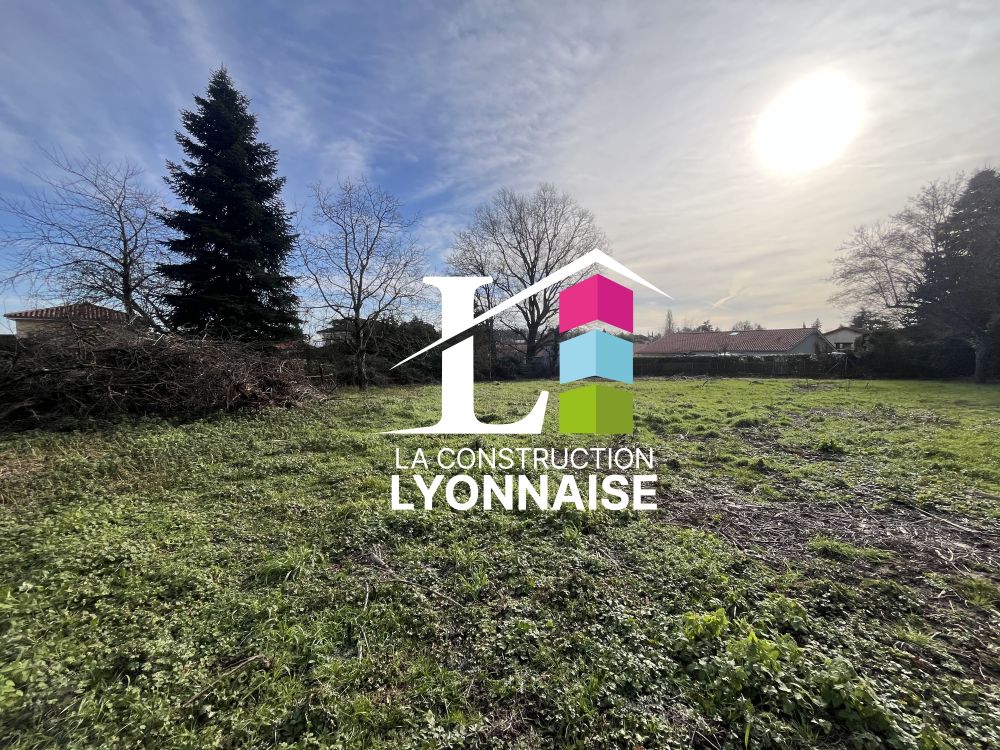 terrain avec logo de La Construction Lyonnaise